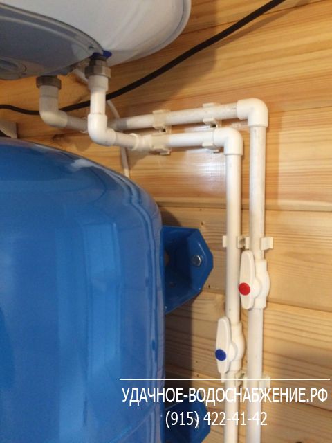 Монтаж зимнего водоснабжения дачи из колодца. Система предназначена для круглогодичного использования. Выполнена разводка горячей и холодной воды внутри дома с установкой сантехники. Установлена автономная канализация БИО-СТОК-АВТО-6