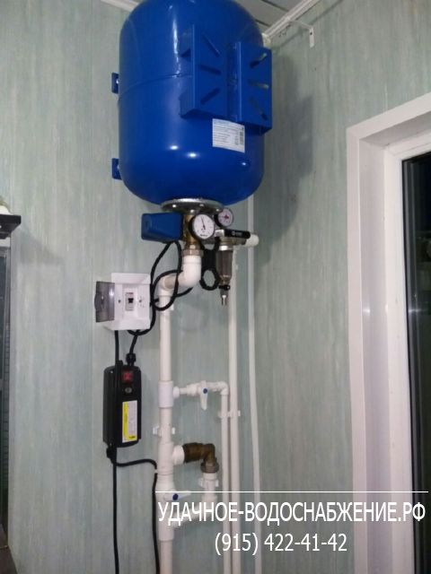 Водопровод дачи из колодца с заведением воды с противоположной стороны от санузла, с разводкой воды внутри дома и установкой сантехники